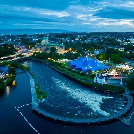 Villa 3 Bedroom, 5 Bed In The Heart Of